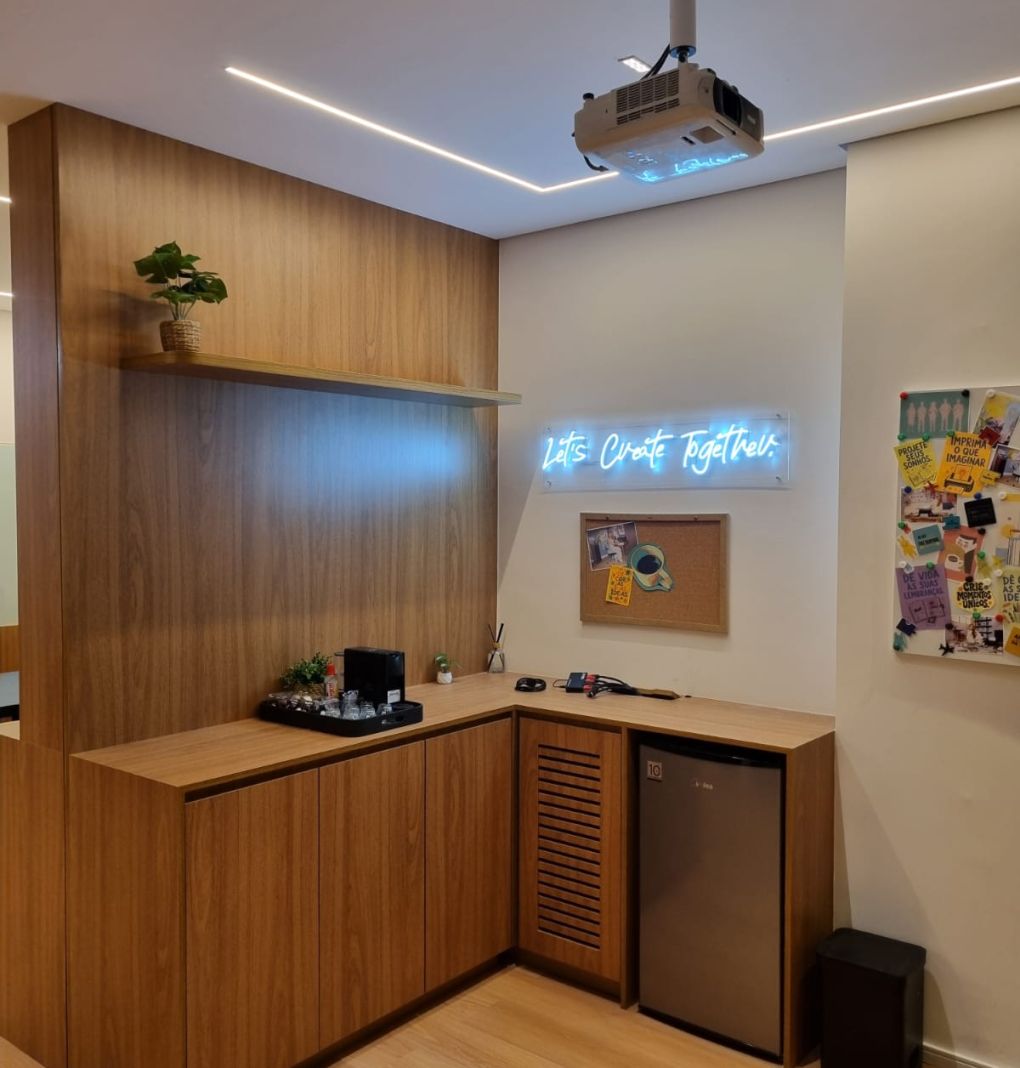 Copa do showroom da Epson do Brasil, com marcenaria fabricada pela Santoro 360°