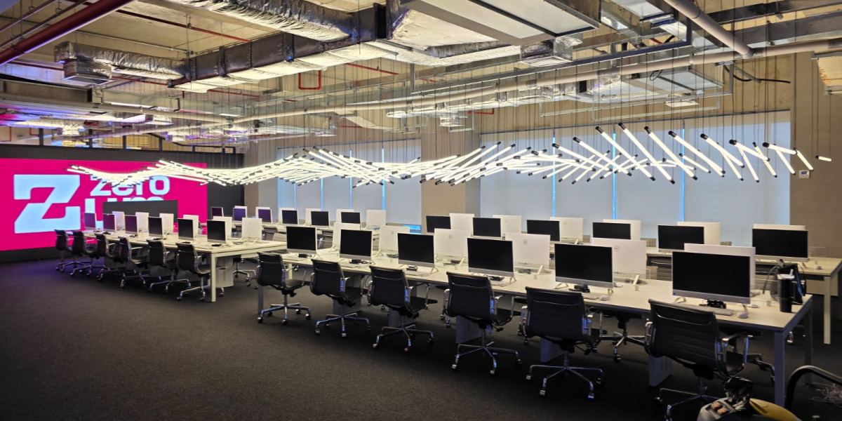 Estações de trabalho fabricadas pela Santoro 360° instaladas em cliente