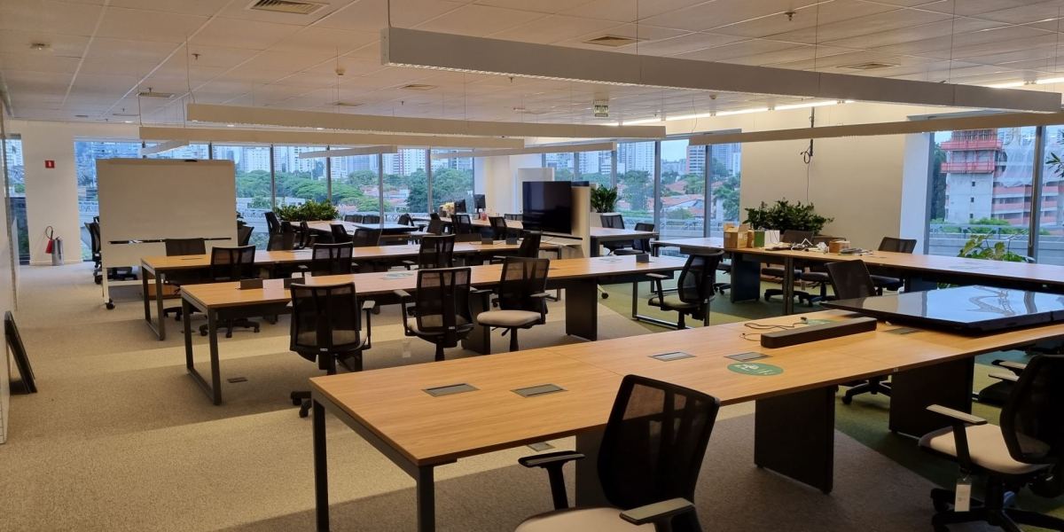 Andar corporativo entregue pela Santoro 360° com vista para a cidade